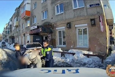 Подросток на авто врезался в ограждение жилого дома на Камчатке