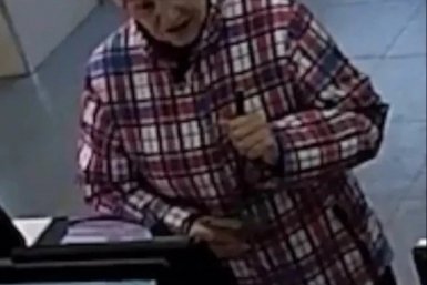 Подозреваемую в хищении банковской карты женщину разыскивают в Иркутске