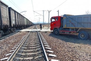 Грузовик врезался в поезд на переезде в Приморье