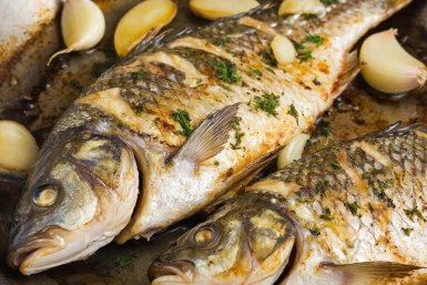 Всего 4–5 минут на сковороде — и гости просят добавку. Карп с чесноком и тмином, от которого не оторваться