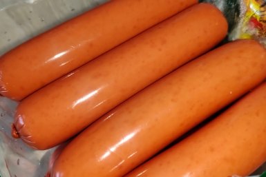 Залила кипятком прямо в миске — и сосиски сочные, как из детства: нежные, ароматные, без потери сока