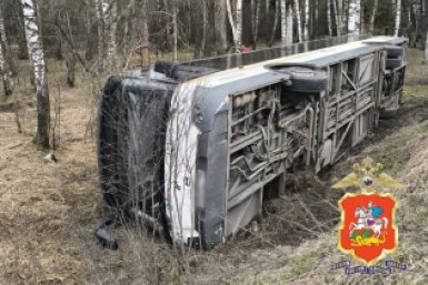 Пассажирский автобус вылетел в кювет в Подмосковье