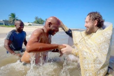 Ставропольский священник покрестил двух жителей Мозамбика