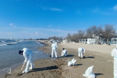В Анапе ликвидируют новый выброс мазута протяженностью 170 метров