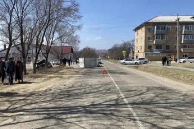 Опыт не спас: водитель кроссовера заставил грузовик лечь на бок на перекрёстке в Приморье