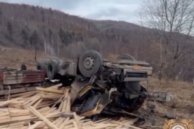 Появились подробности ДТП с перевернувшейся фурой на Култукском тракте