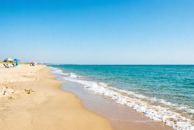 В 3 раза дешевле Турции, а пляжи свободные и море чистое как слеза — что это за страна