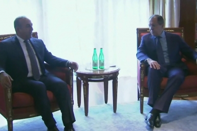 Главы МИД России и Турции провели переговоры в Сочи в рамках заседания ОЧЭС скриншот видео в Интернете