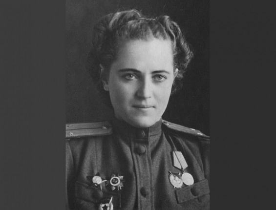 Трусикидегі әйелдердің порно галереялары Қызғылт футболкадағы едендегі қыз порно