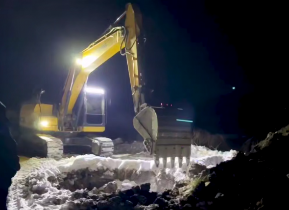 Канализационные стоки разлились по улице Байкальской в Иркутске 