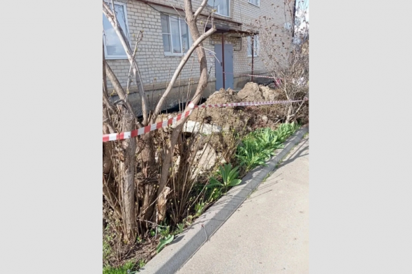 Огромная гора мусора образовалась в одном из дворов Ставрополя