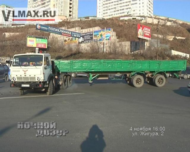 Два большегруза столкнулись на кольце Третьей Рабочей во Владивостоке http://vlmax.ru/2010/11/05/21547/#more-21547