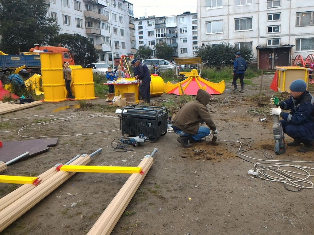 Новая детская площадка появилась в одном из магаданских дворов