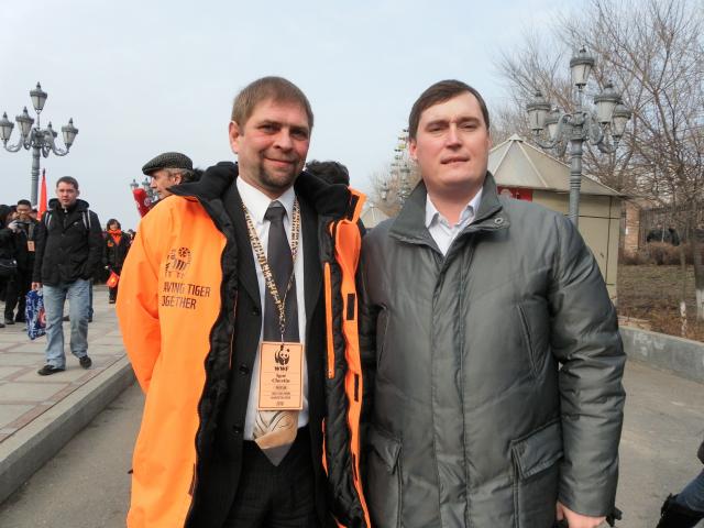 Справа директор WWF Россия Игорь Честин, слева вице-губернатор Приморского края Александр