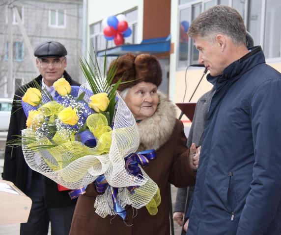 Глава Приамурья вручил ключи новоселам жилого многоквартирного дома в селе Тамбовка