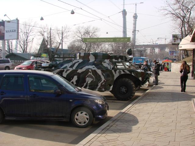 Припаркованный в центре БДРМ удивил все всех прохожих