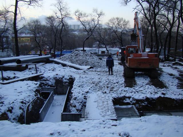 Перенос теплотрассы производится на улице на Черемуховой во Владивостоке А. Омельченко
