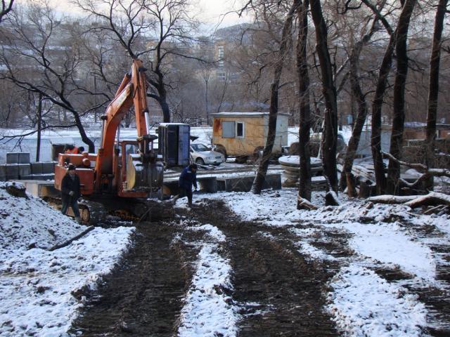 Перенос теплотрассы производится на улице на Черемуховой во Владивостоке