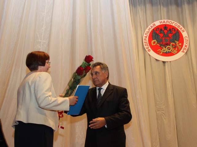 Председатель краевого парламента Виктор Горчаков вручил почетные грамоты лучшим сотрудника ЗСПК