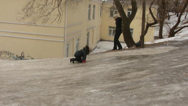 Девочка добиралась до школы на карачках