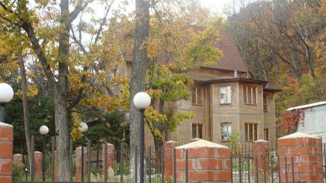 Здание клиники сделано из дерева, а значит экологически чистое