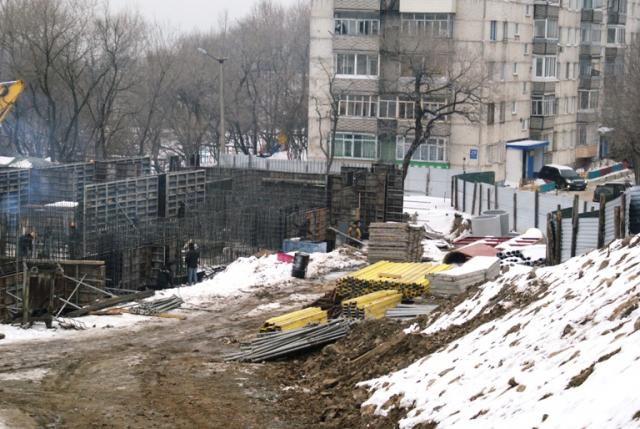 Стройка подступает вплотную к жилому дому