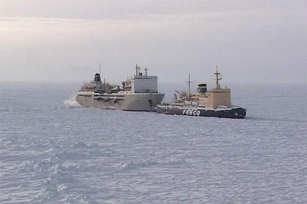 Плавбаза "Содружество" во льдах ДВМП