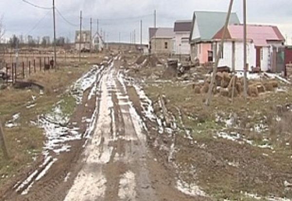 Улица Каминского, "воспетая" в соцсетях, ведет к дачному поселку, где построены шесть домов