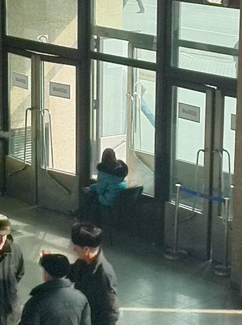 Одинокая девушка - одно из немногих изменений в аэропорту Владивостока