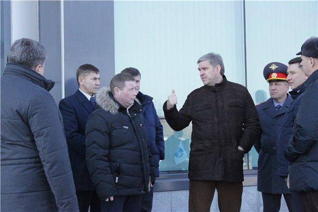 Губернатор Дарькин провел выездное совещание в аэропорту Владивостока Александра Большакова