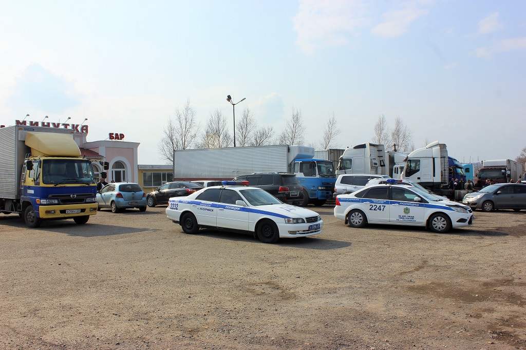 Грузовые машины возле кафе Дмитрий Прокопяк, UssurMedia