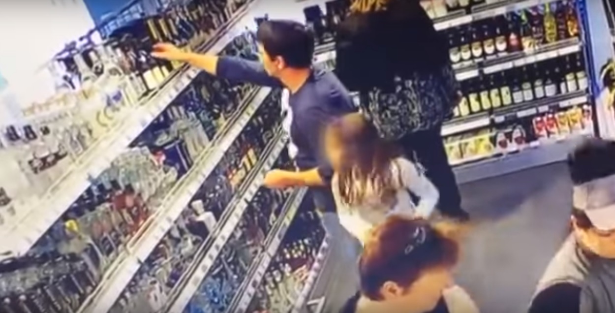 Кражу алкоголя в одном из магазинов Сочи мужчиной с ребенком заняли камеры наблюдения скрин видео из Yotube