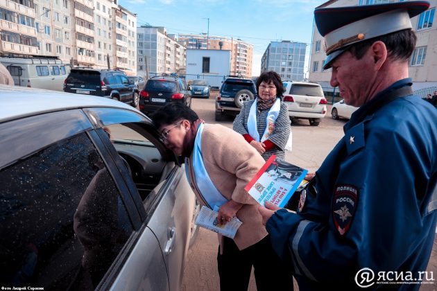 Прасковья Борисова проверила водителей на наличие детских автокресел ЯСИА