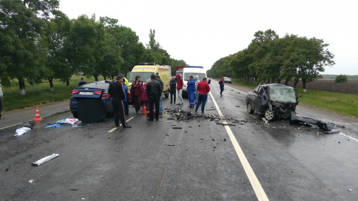 Три человека погибли в жутком ДТП на трассе Кубани в результате столкновения ВАЗ и Kia