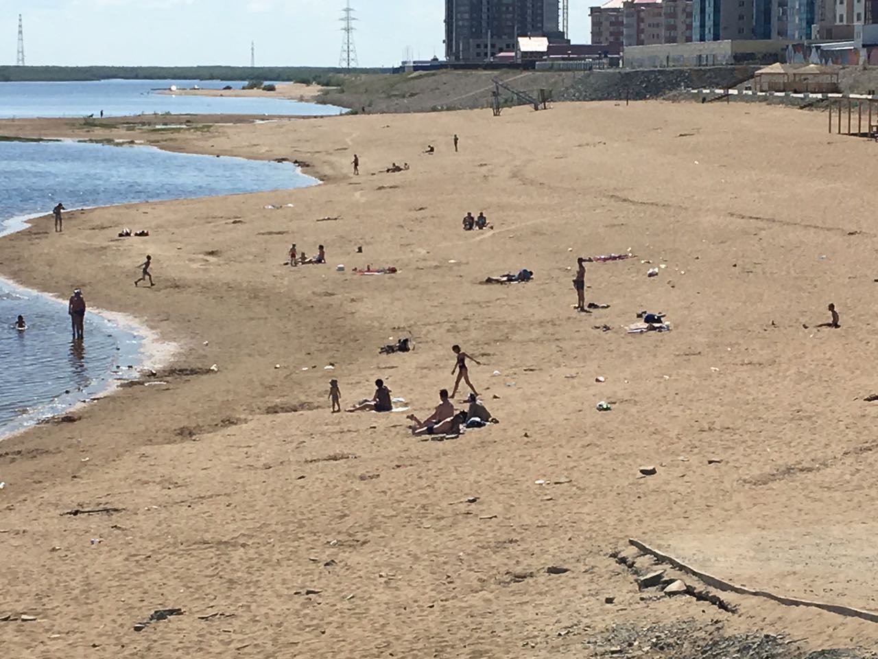 Люди купаются на 202-м микрорайоне, где официально пляж закрыт ЯкутияМедиа