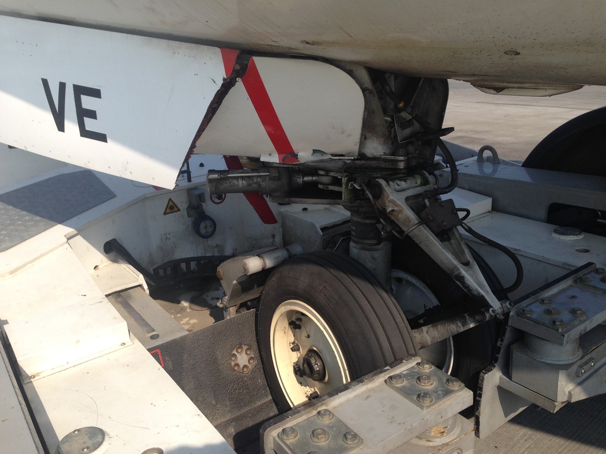 Самолет авиакомпании &quotЯкутия&quot перед взлетом, повредил шасси во время буксировки пресс-служба АК &quotЯкутия&quot