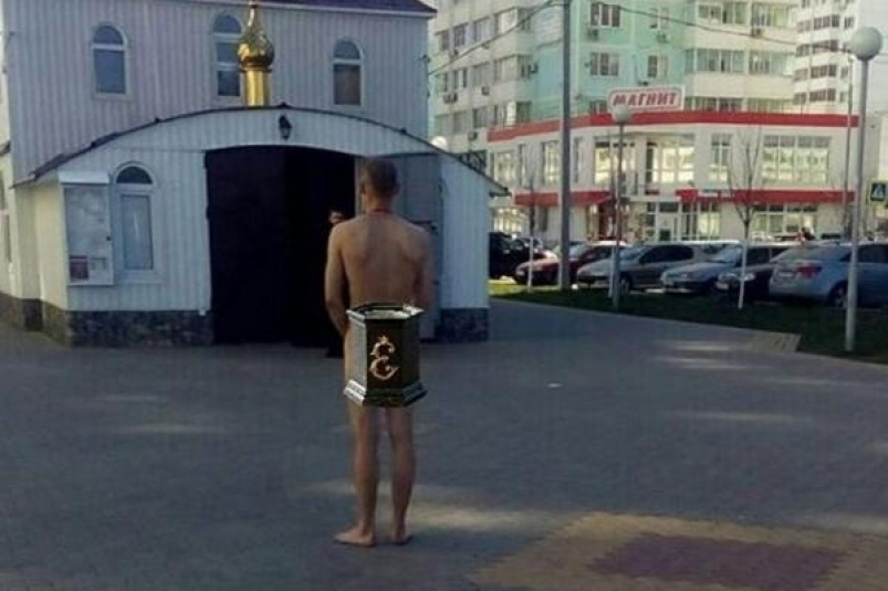 Голого мужчину ловили несколько часов на улицах Краснодара полицейские.