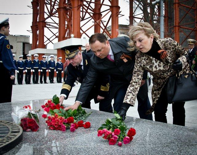Мэр города возлогает цветы к памятнику морякам торгового флота Геннадий Шишкин
