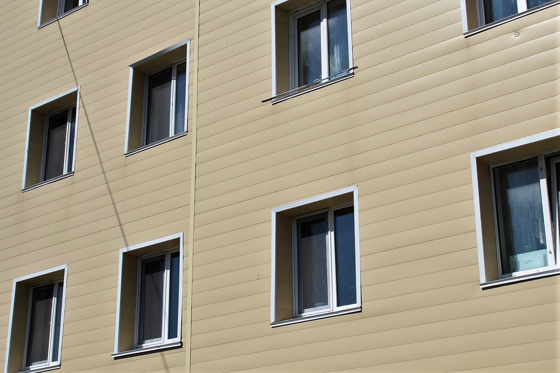 В Томаринском районе продолжают менять окна в муниципальных квартирах предоставлено пресс-службой городского округа