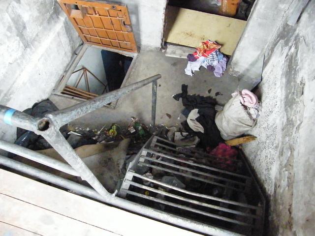 Вся площадь чердака захламлена, стоит ужасная вонь. Федор Кузнецов
