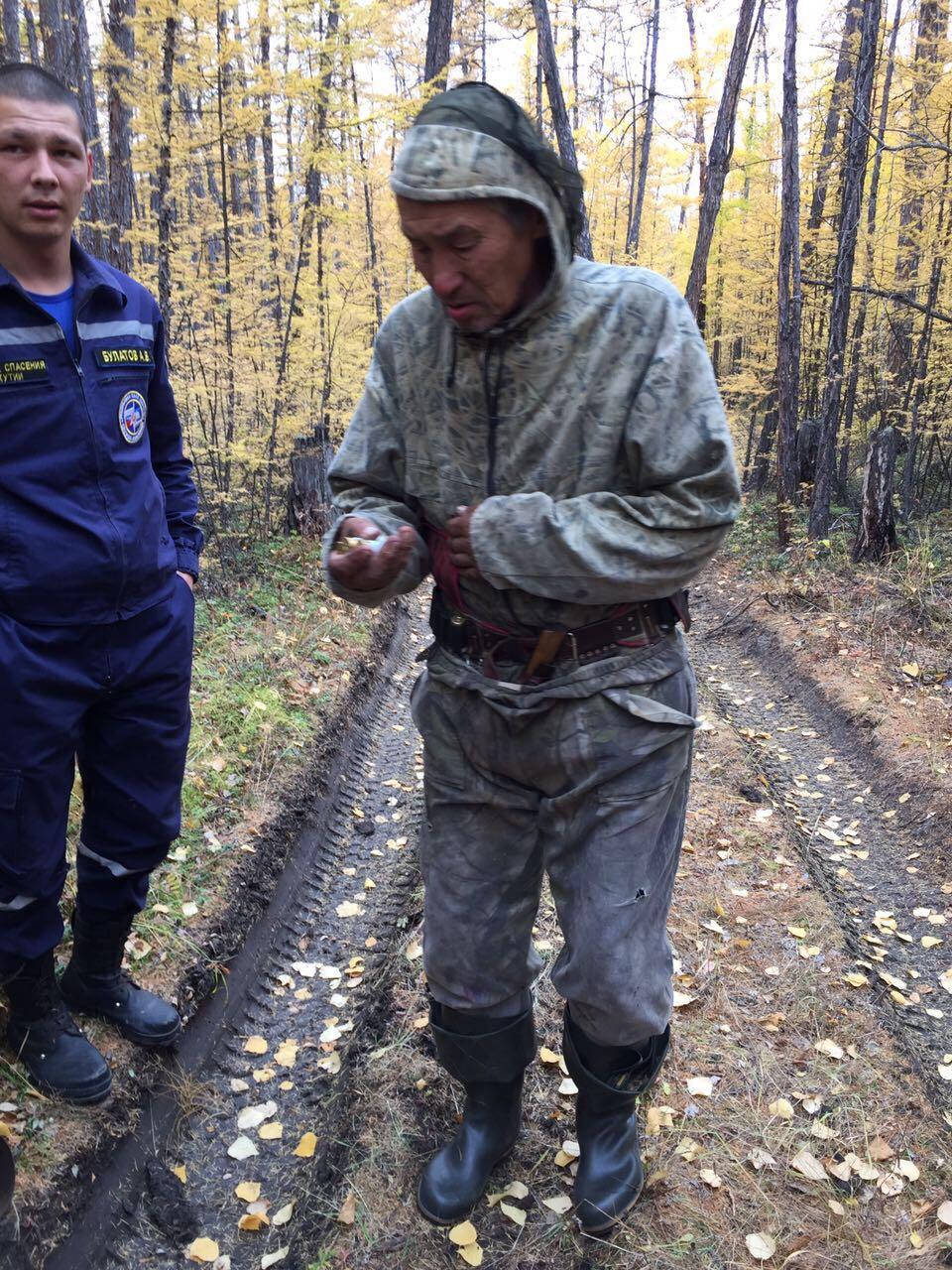 Обессиленного охотника, блуждавшего два дня в тайге, нашли спасатели в Якутии