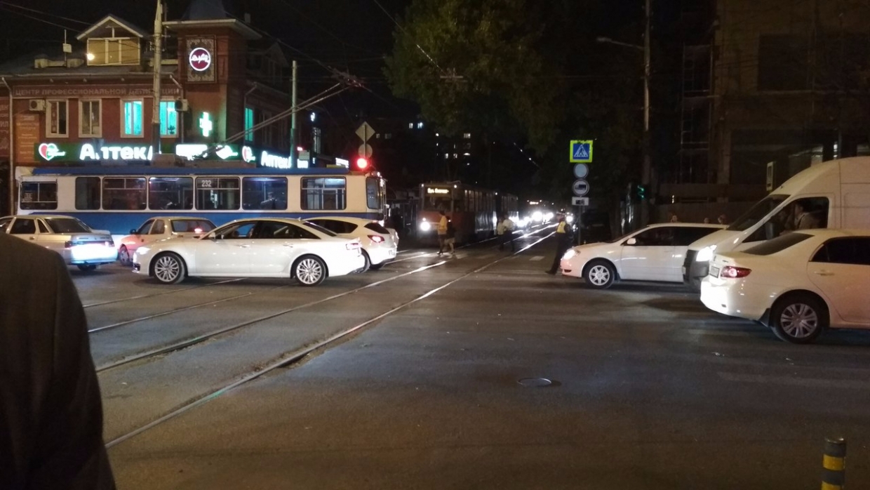 Трамваи стоят, несмотря на работу регулировщиков – транспортный кошмар в Краснодаре продолжается