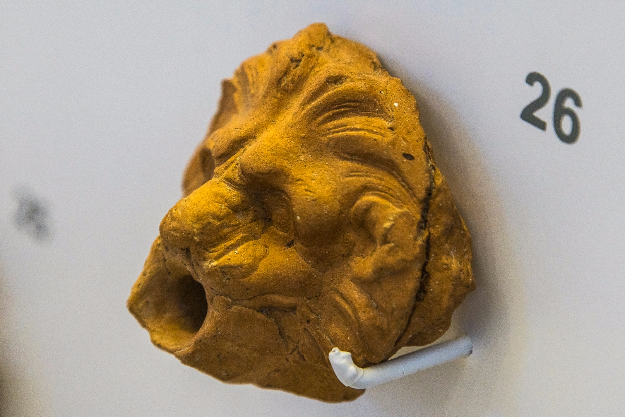 Cлив в виде головы льва, выполненный из глины