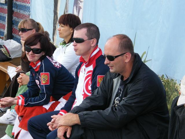 Павел Дудин наблюдает за игрой будущих соперников (справа)