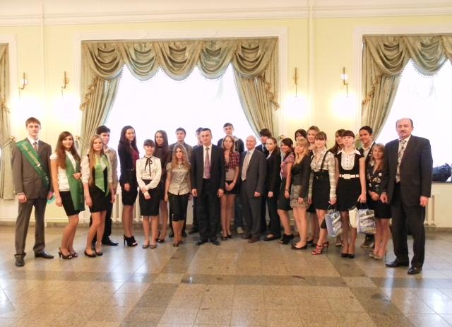 Мероприятие завершилась общей фотографией участников, которую всем выпускникам, с автограф