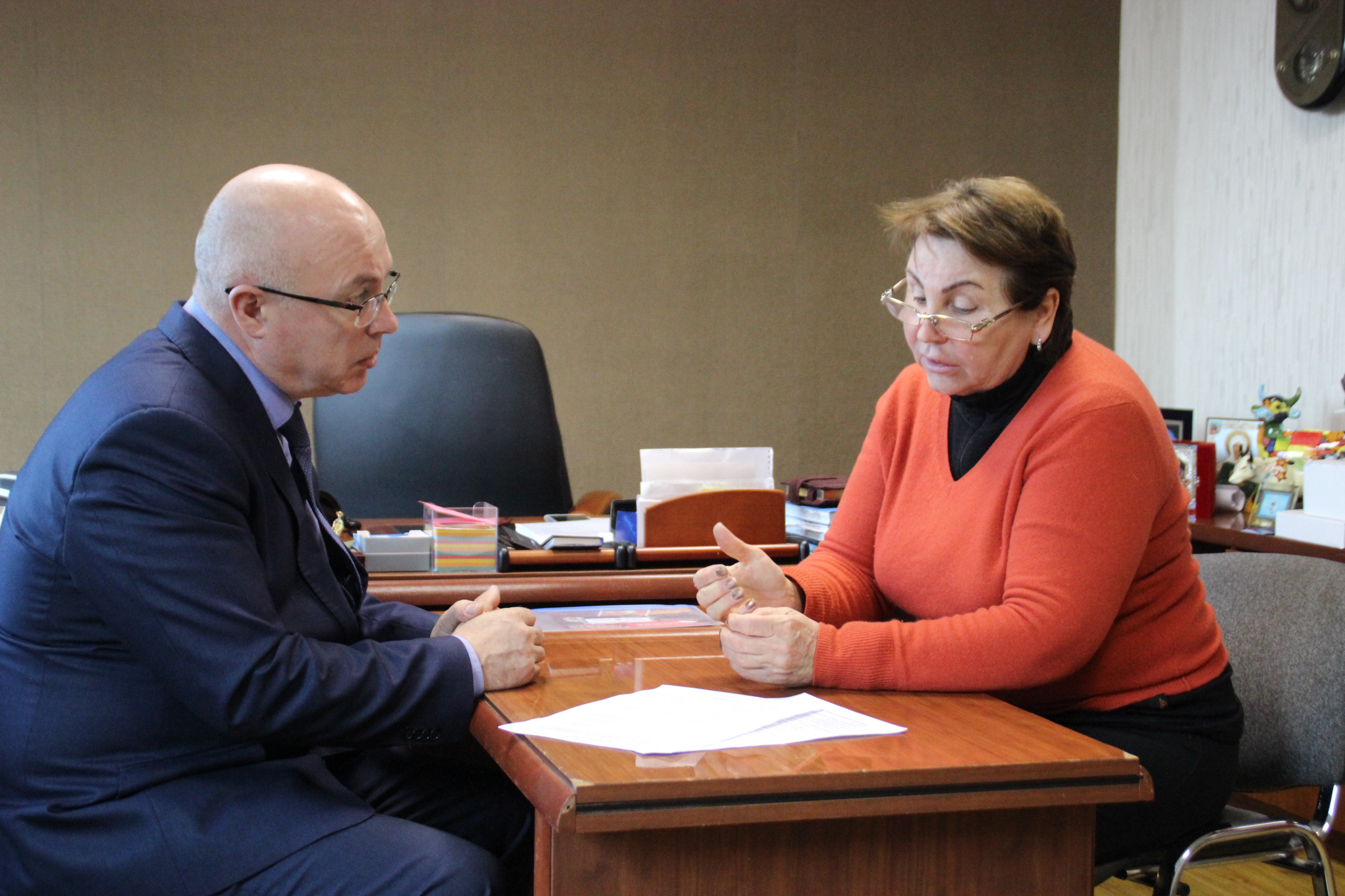 Встреча Александра Кобелева с Валентиной Баранской предоставлено пресс-службой Томаринского городского округа