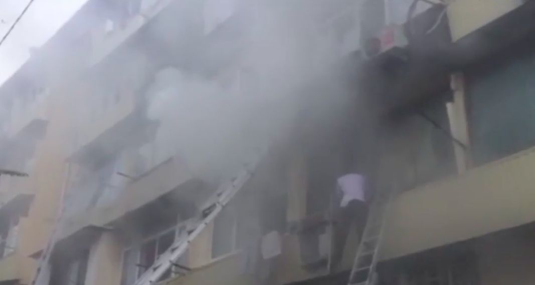 Один человек погиб и 16 пострадали при пожаре жилого дома в Сочи скриншот видео пожара с сайта sochilens.ru