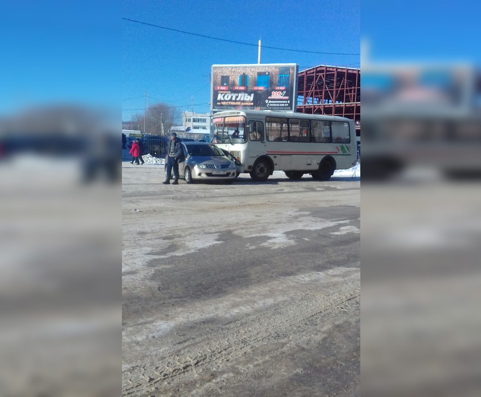 Столкнулись пассажирский автобус и легковая иномарка в районе ТЦ "Великан" в Биробиджане наркорр ИА ЕАОMedia