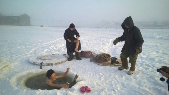 Якутские пенсионеры окунаются в прорубь при - 45 градусов мороза фото прислали в  редакционную группу Watsapp