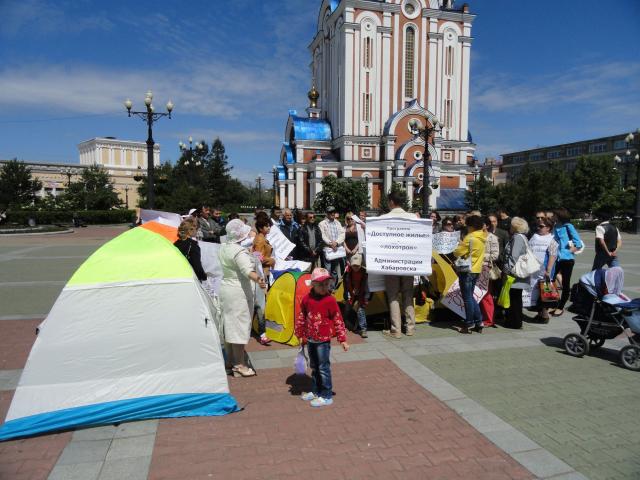 Обманутые дольщики ставили палатки на Соборной площади Хабаровска